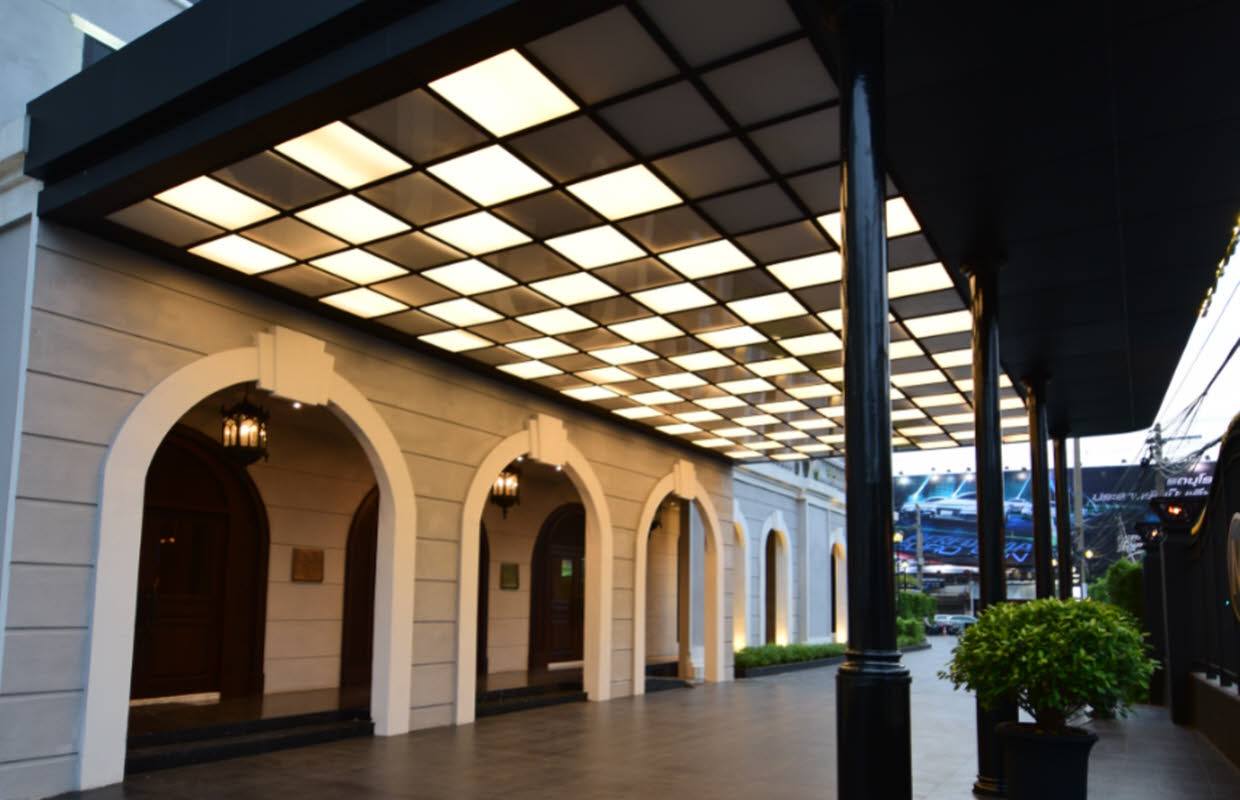 Hotel Drop Off Automated Lights